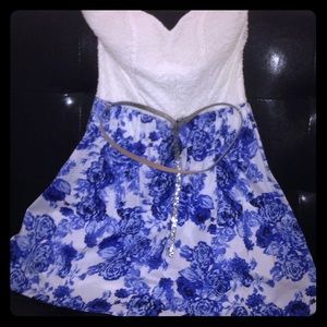 Short blue flowered dress, cute!